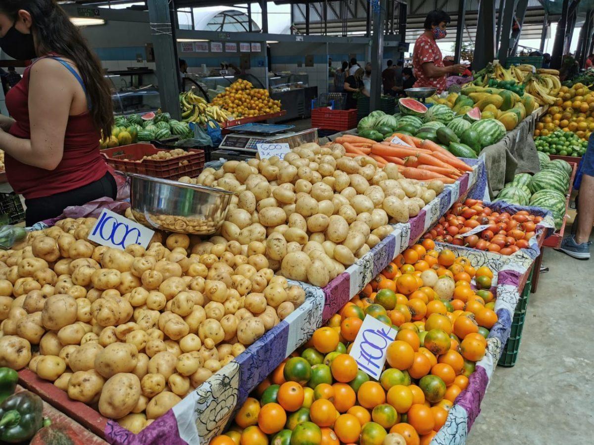 11 ejemplos de la diferencia de precios entre supermercados, ferias del agricultor y carnicerías