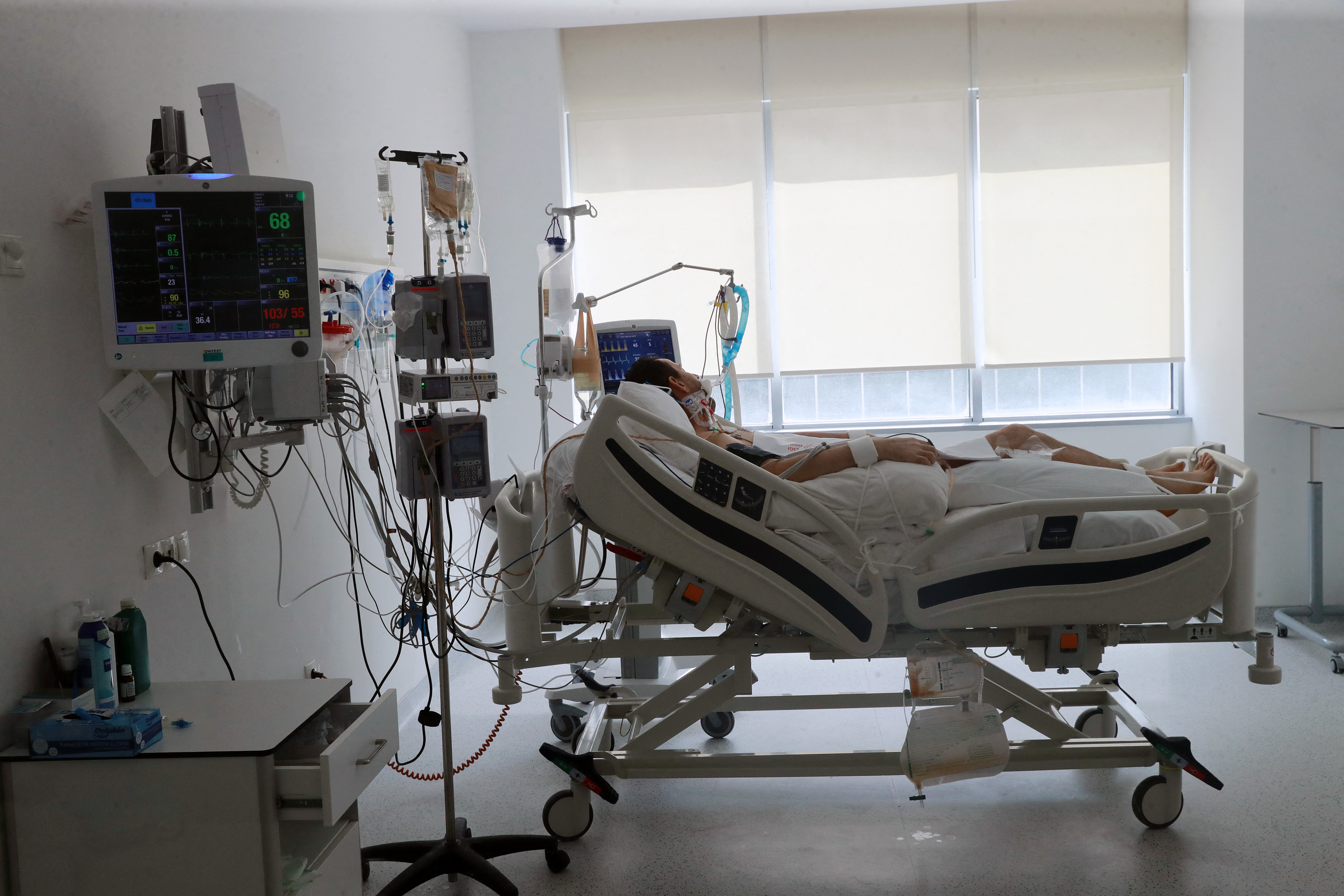 Covid-19: Baja promedio de edad de pacientes hospitalizados