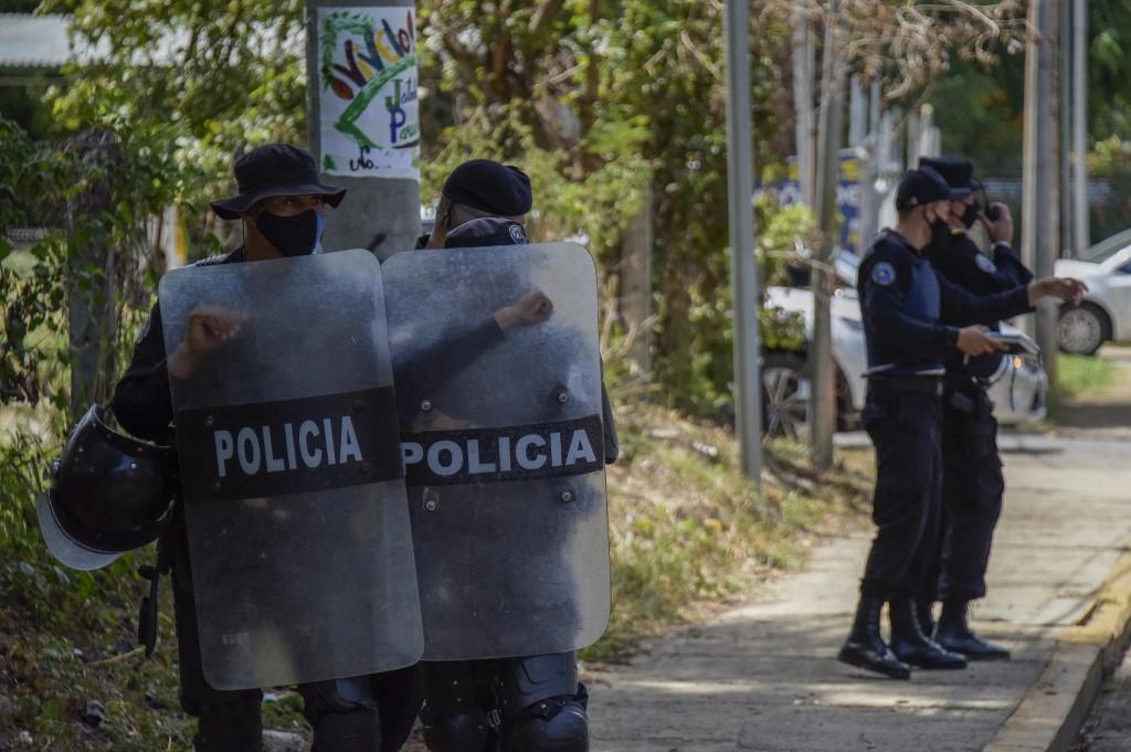 Policía de Nicaragua detiene a alto ejecutivo bancario por incitar “injerencia extranjera”