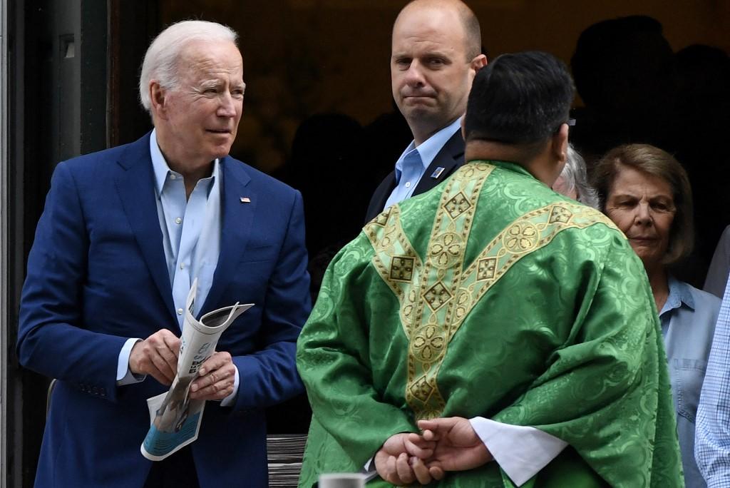 Biden visita una iglesia un día después de que obispos le desafiaran por apoyo al aborto