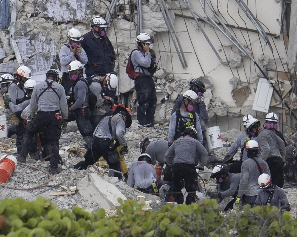 Socorristas en derrumbe de edificio en Miami ya recuperaron 86 cuerpos, 43 siguen desaparecidos