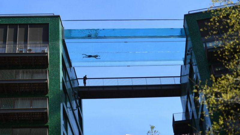 Fotos de la exclusiva piscina flotante en Londres (y las críticas que genera)