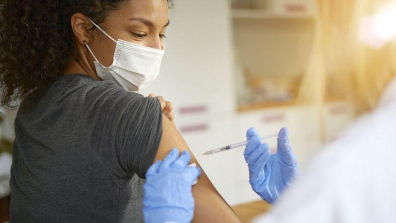 Lo que se sabe sobre cuánto dura la protección que ofrecen las vacunas anticovid