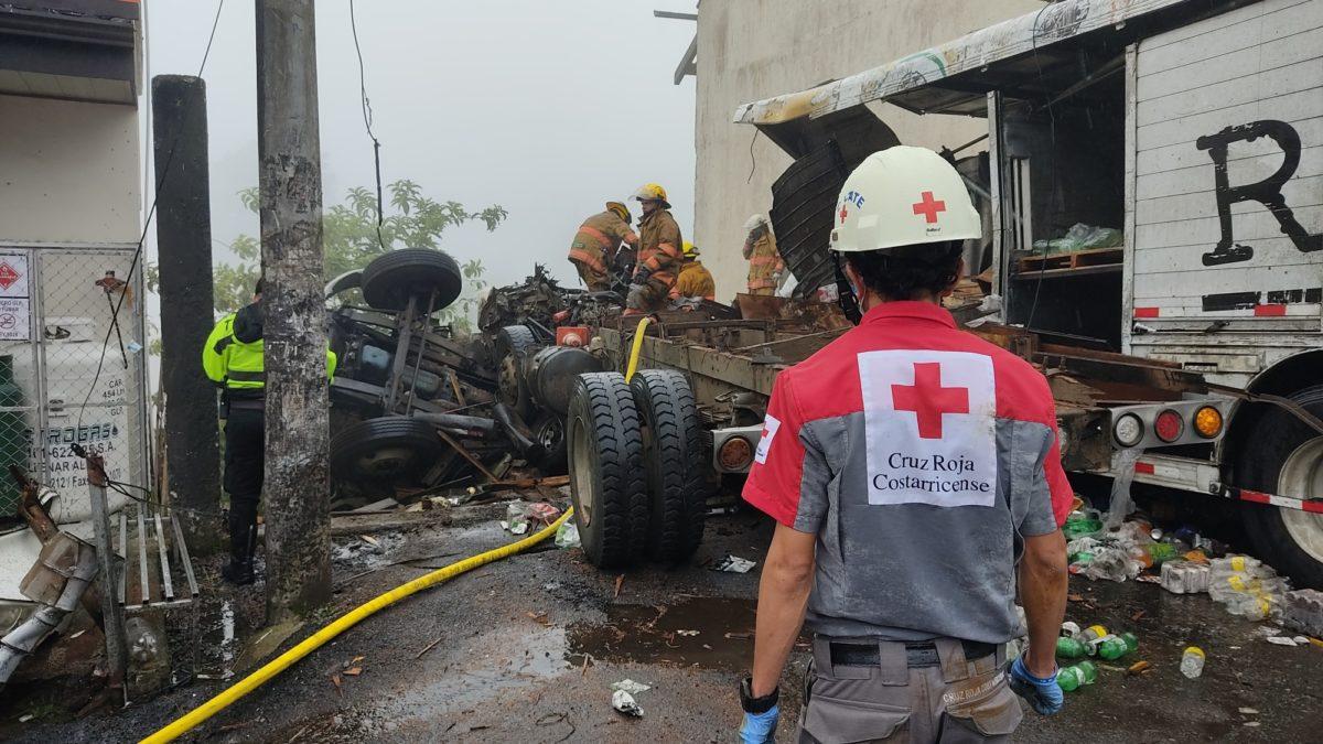 Personal de rescate logra extraer 4 cuerpos tras mortal accidente en Cervantes