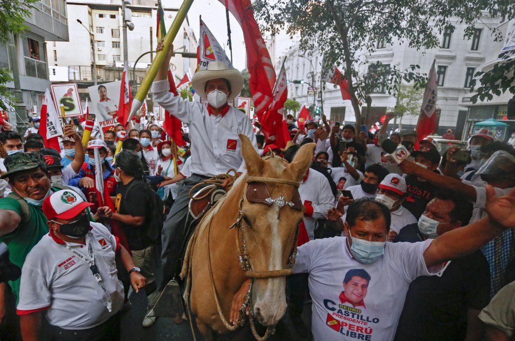 Partidarios de Fujimori y Castillo vuelven a marchar por las calles de Lima en Perú