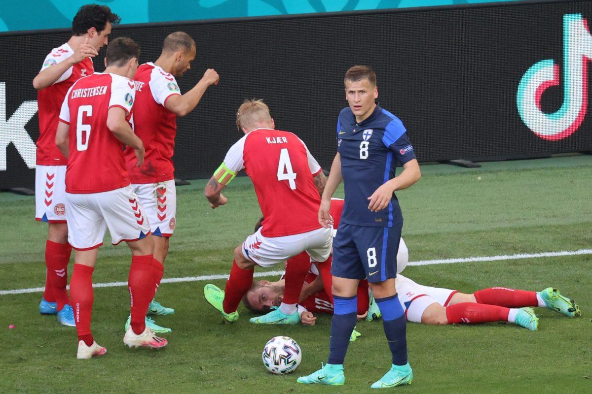 ¡Consternación! Futbolista danés Eriksen se desploma en el campo y recibe masaje cardíaco