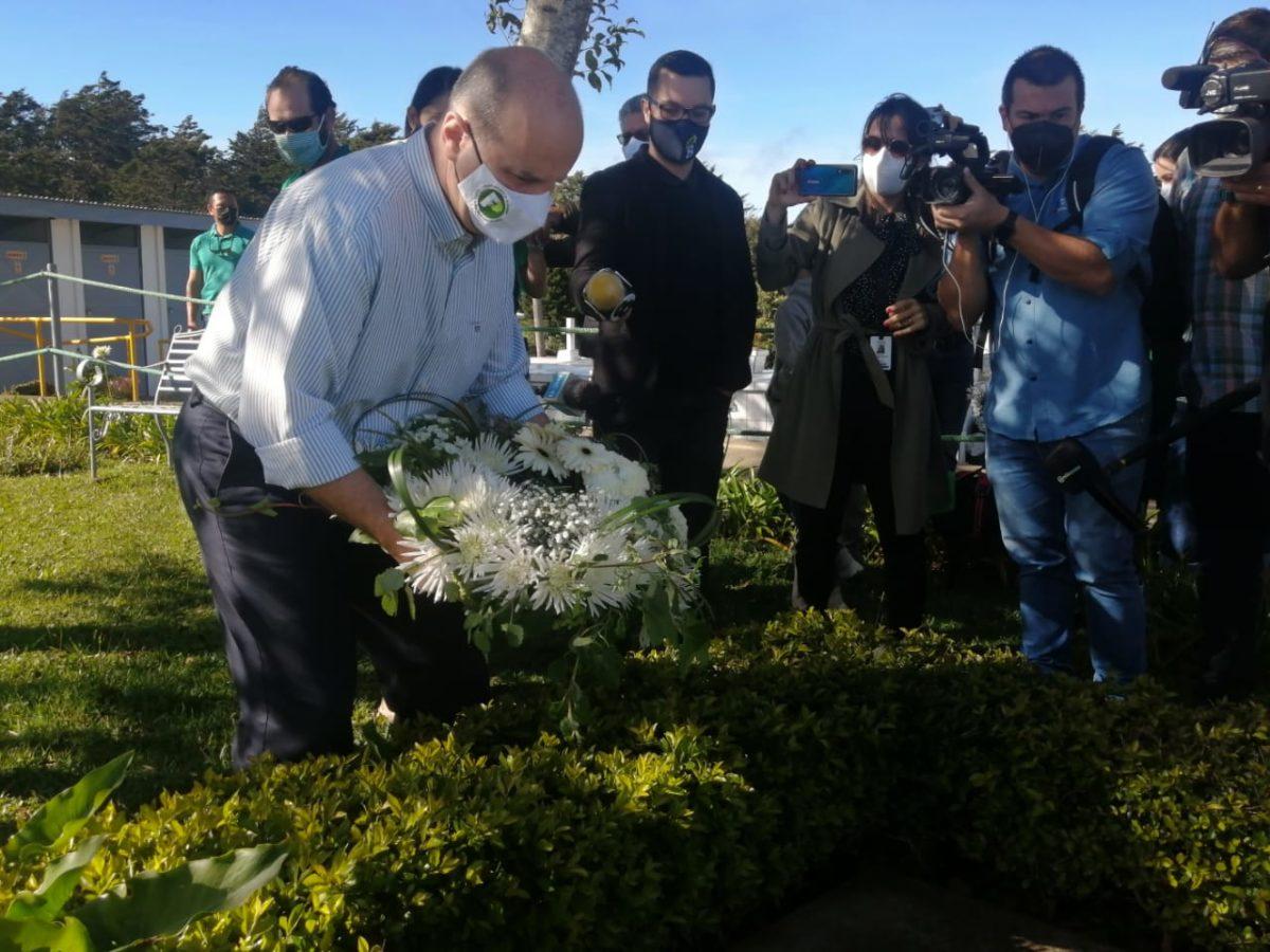 Figueres llora frente a la tumba de su padre antes de emitir el voto