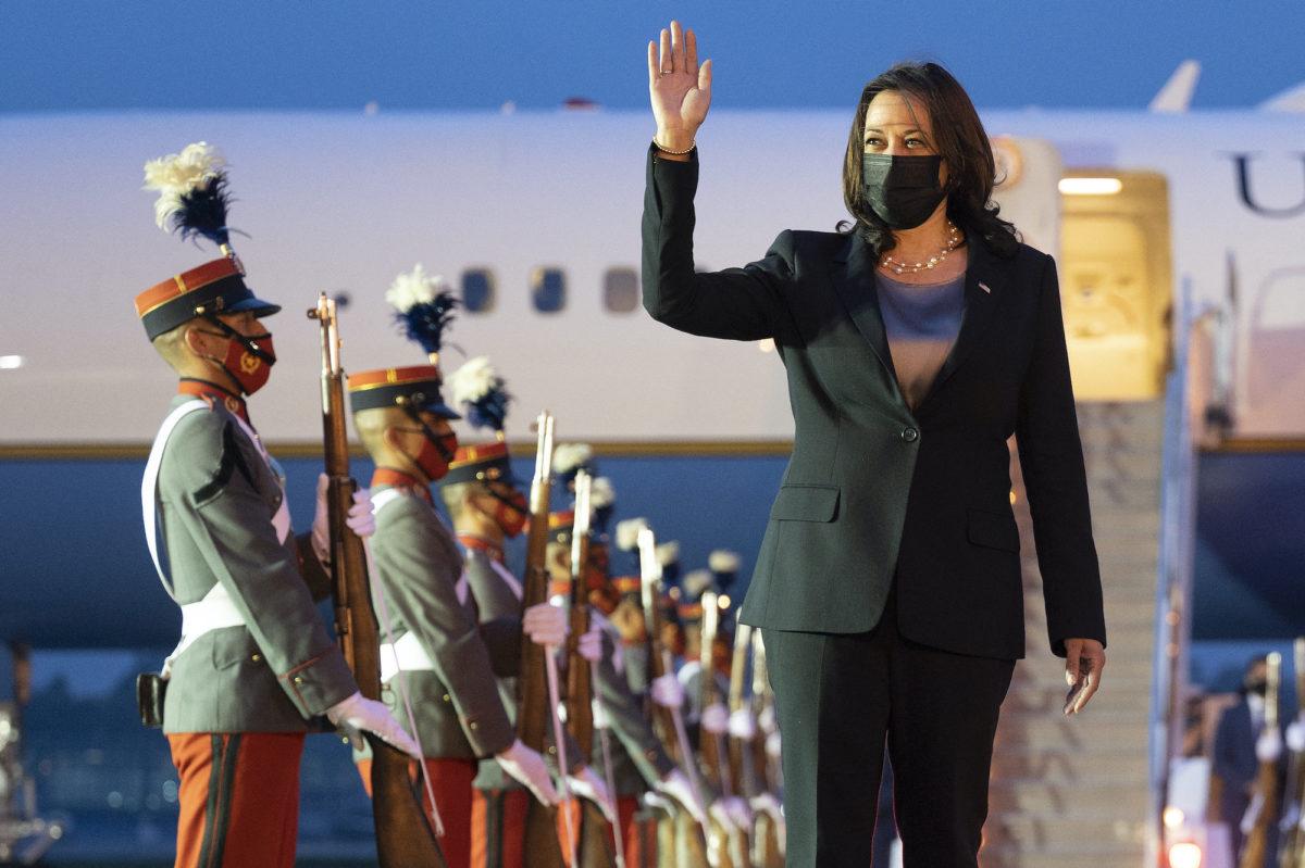 Vicepresidenta Harris llega a Guatemala luego de que su avión presentó un desperfecto