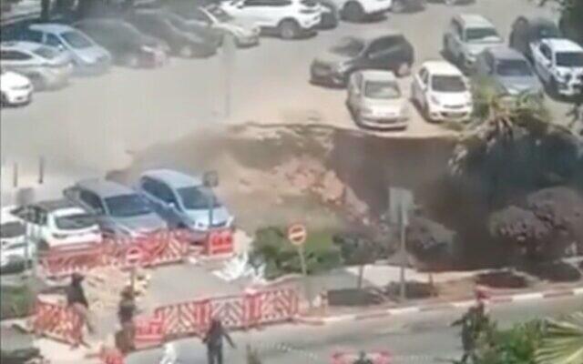 Enorme hoyo se traga varios vehículos en hospital en Israel