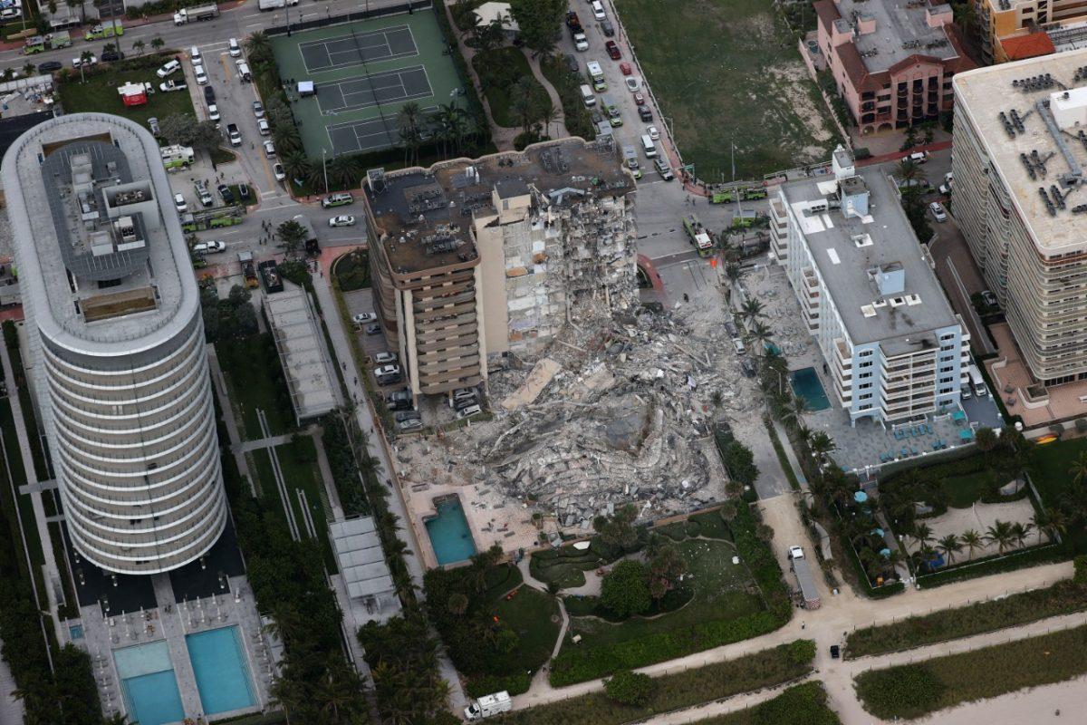 Colapsa parcialmente edificio residencial en Miami; aún buscan sobrevivientes