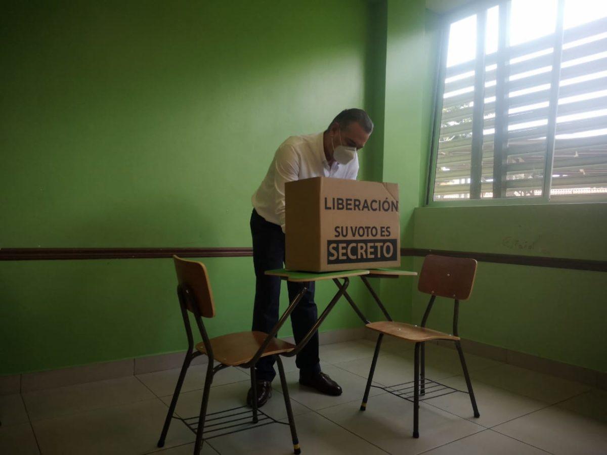 Roberto Thompson emite su voto con señalamientos hacia Figueres: “voté por el futuro”