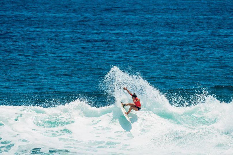 Surfista tica Brisa Hennessy se retira del Mundial en El Salvador por seguridad