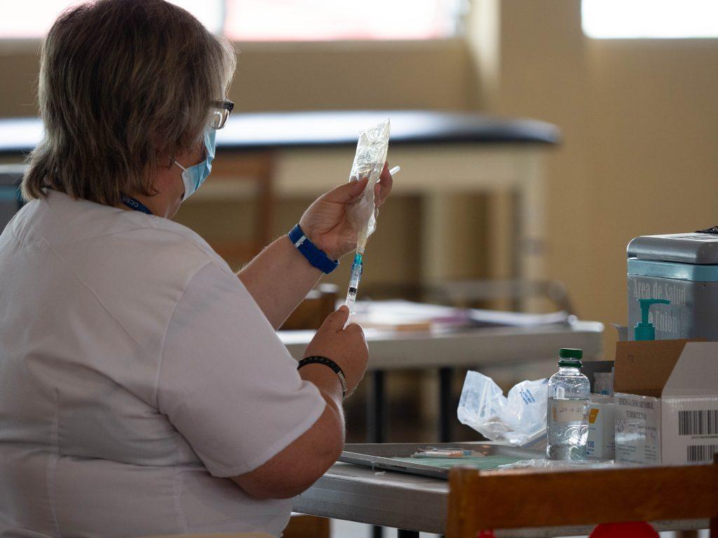 Unas 1.000 vacunas contra el covid-19 se desperdiciaron en el país, dice Ministro de Salud