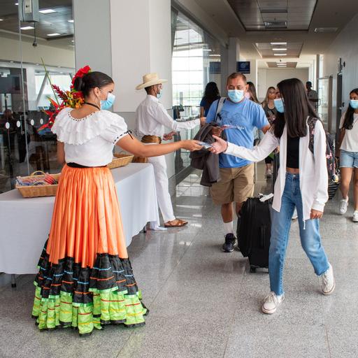 Costa Rica recibe la mitad de turistas que llegaban antes de la pandemia