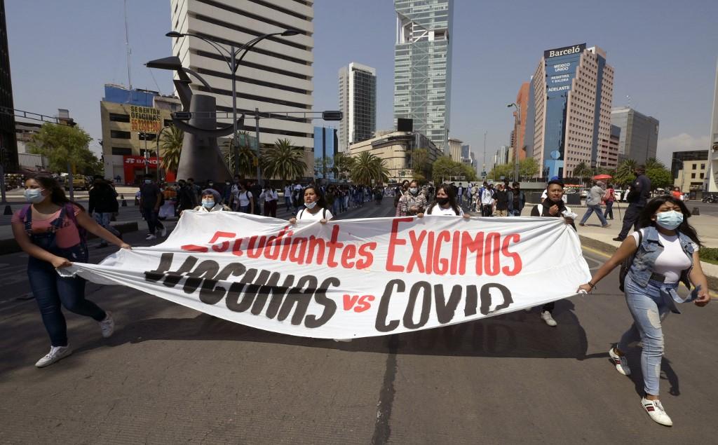 Jóvenes se llevan la peor parte de la nueva ola de covid-19 en México