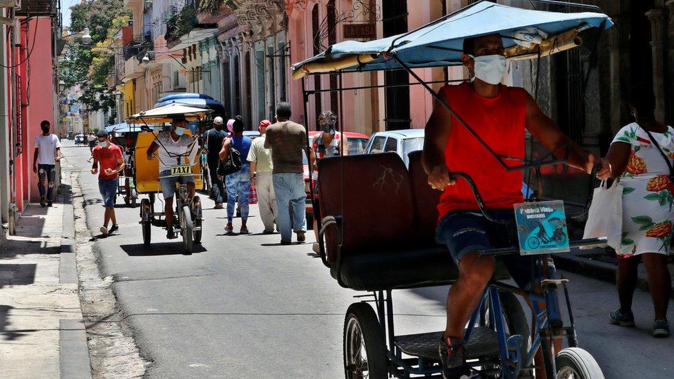 Biden dice que EE.UU. evalúa cómo restaurar el acceso a Internet en Cuba