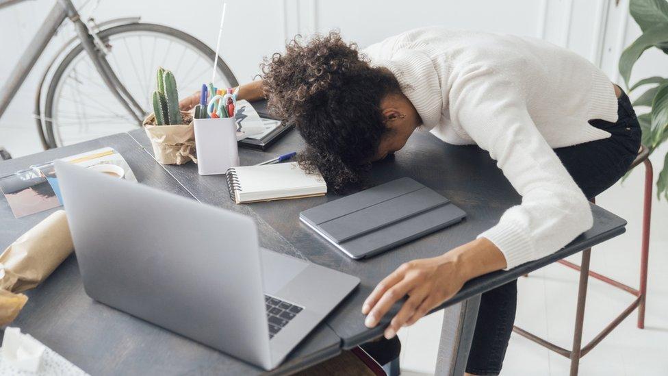 Burnout: qué es el creciente síndrome de estar “quemado” por el trabajo y cómo combatirlo