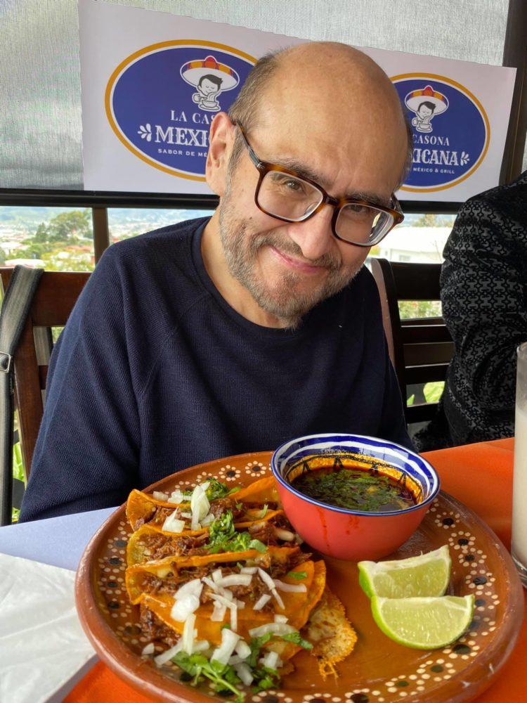 Actor mexicano Édgar Vivar está en Costa Rica; restaurante confirmó su visita al país