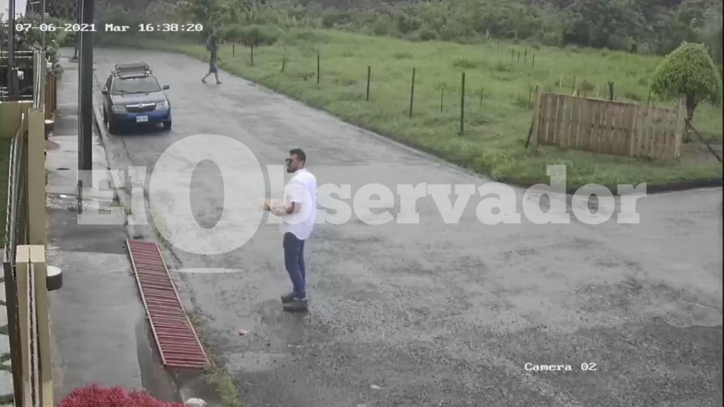 hombre lanza huevos a casa de diputada María José Corrales
