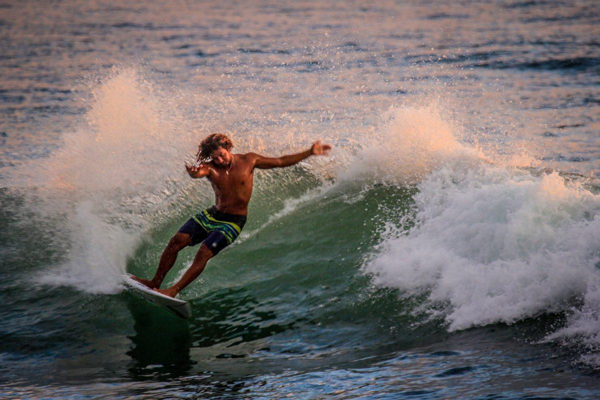 Surfista Cali Muñoz corre contra el tiempo para estar en los Juegos Olímpicos