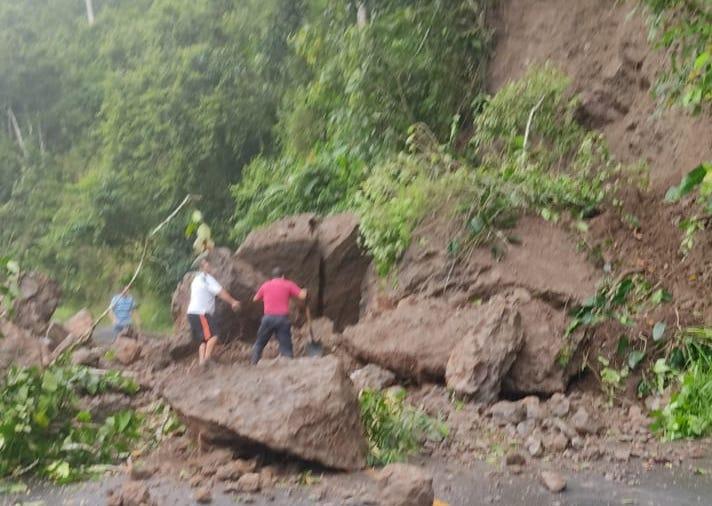 Cierran ruta a Turrialba por derrumbes en la vía; reportan un fallecido