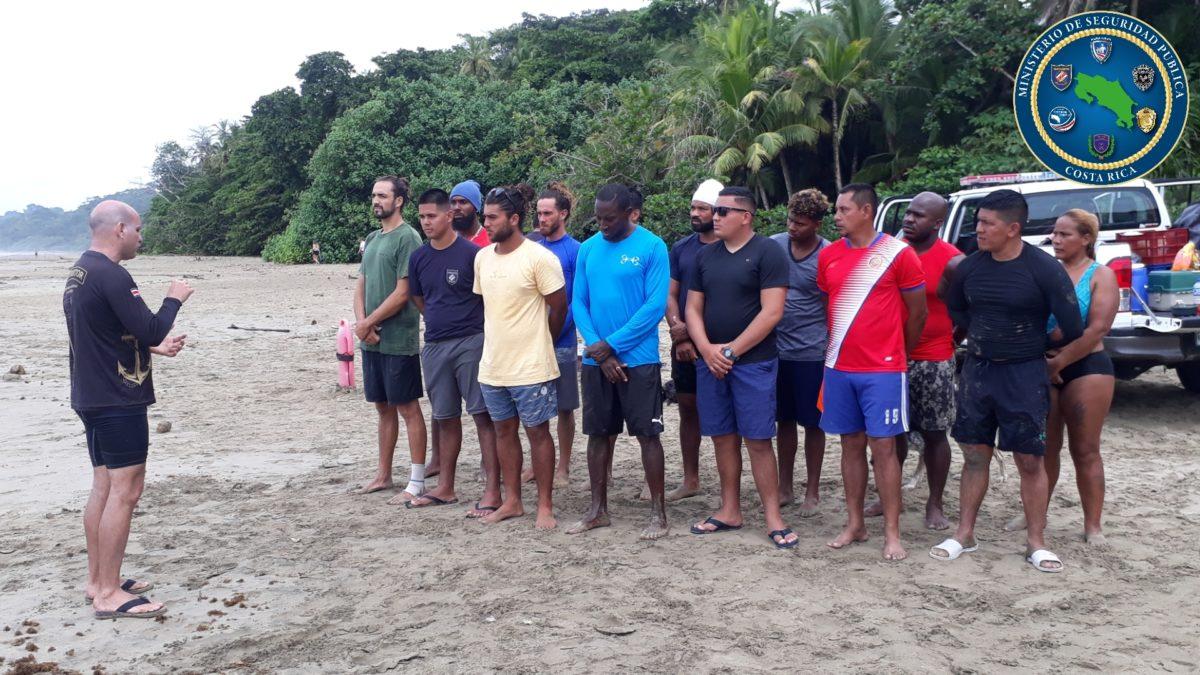 ¡Playas del Caribe Sur más seguras! 15 personas se gradúan como salvavidas