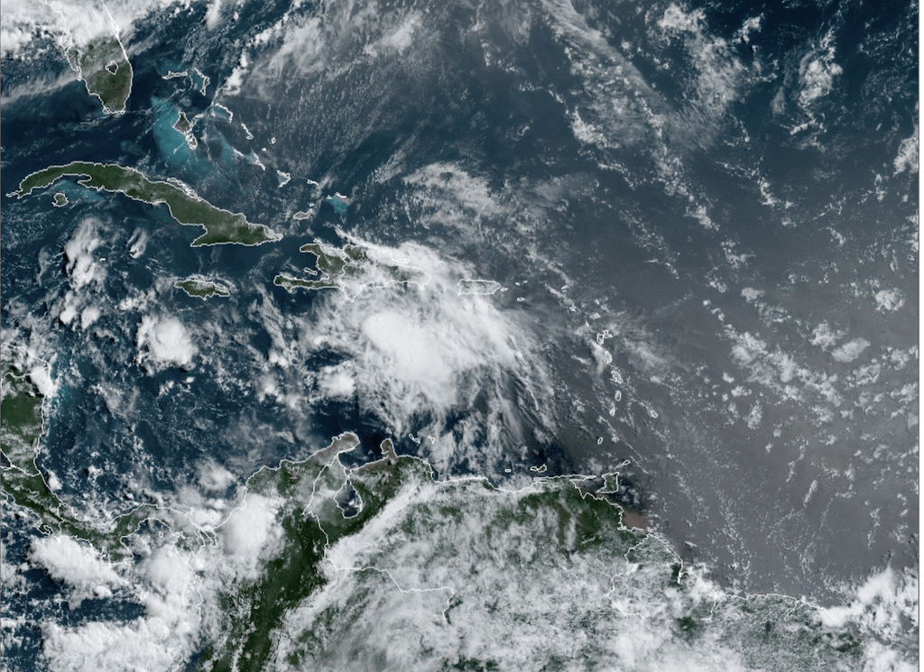 El huracán Elsa pierde fuerza pero sigue amenazando al Caribe