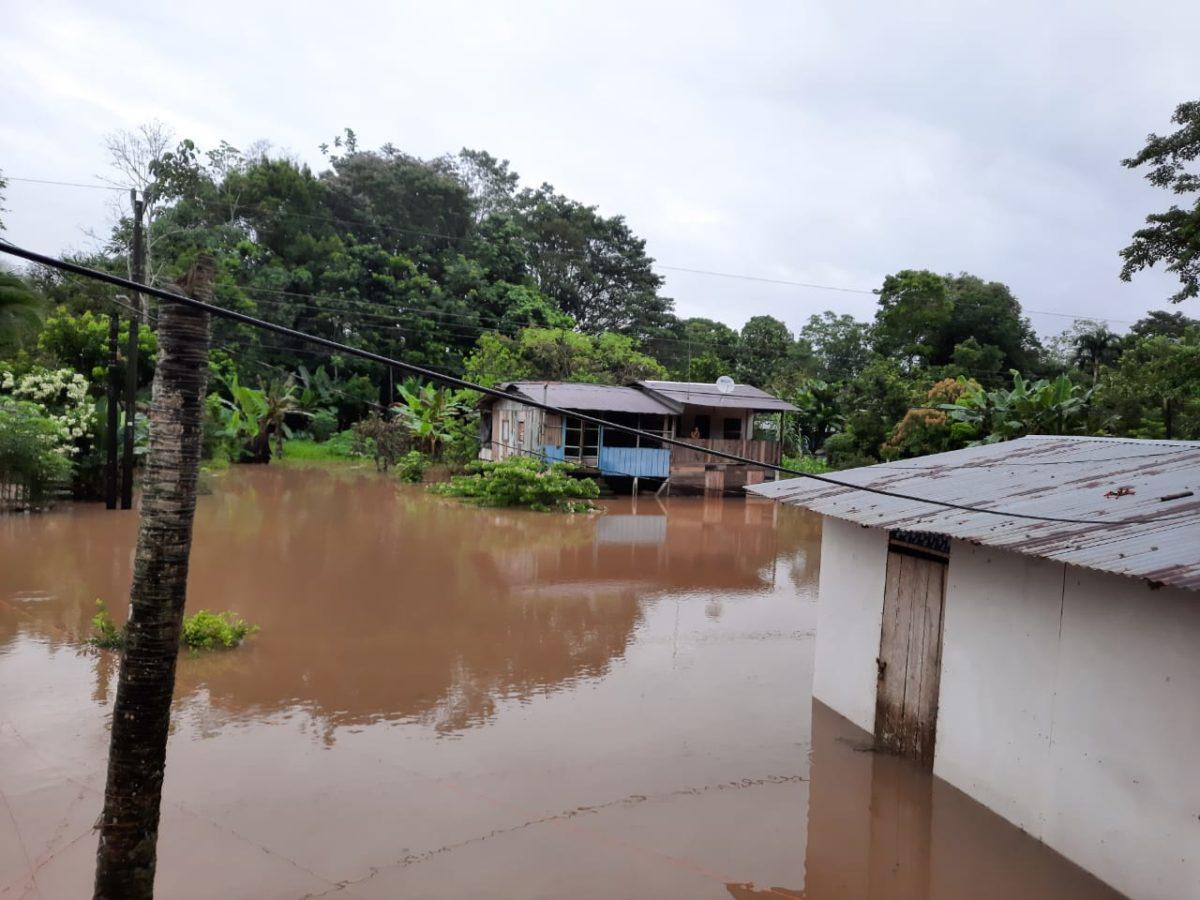 Cuatro cantones registran inundaciones por las lluvias de este domingo