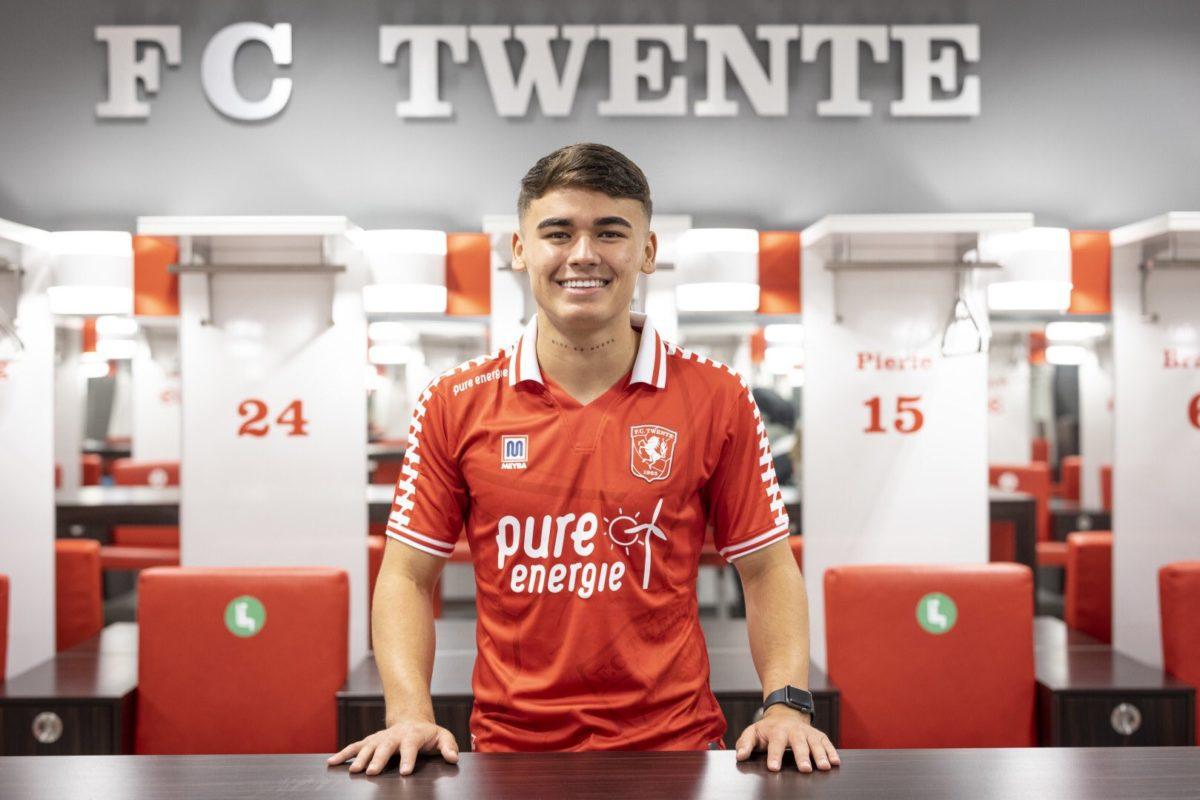 Manfred Ugalde ya se incorporó al FC Twente y luce su nuevo uniforme
