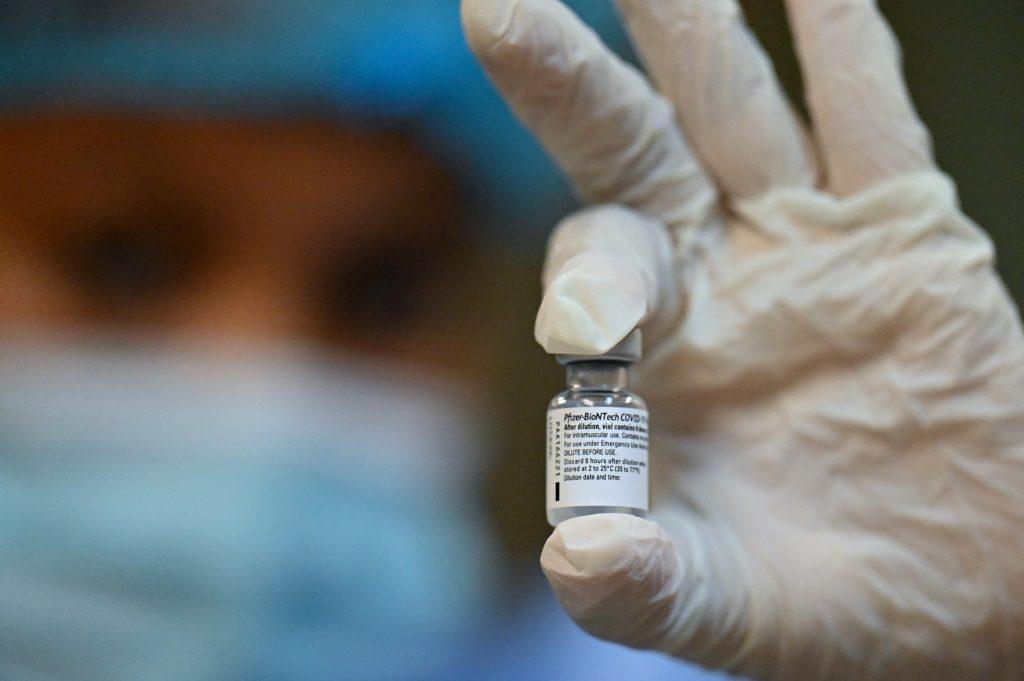 Pfizer ofrece nueva vacuna contra Ómicron para marzo
