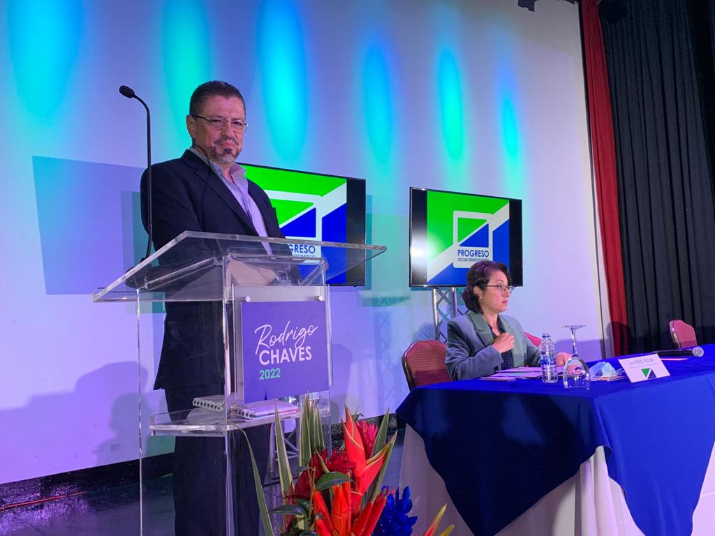 Exministro de Hacienda Rodrigo Chaves anuncia su candidatura a la Presidencia