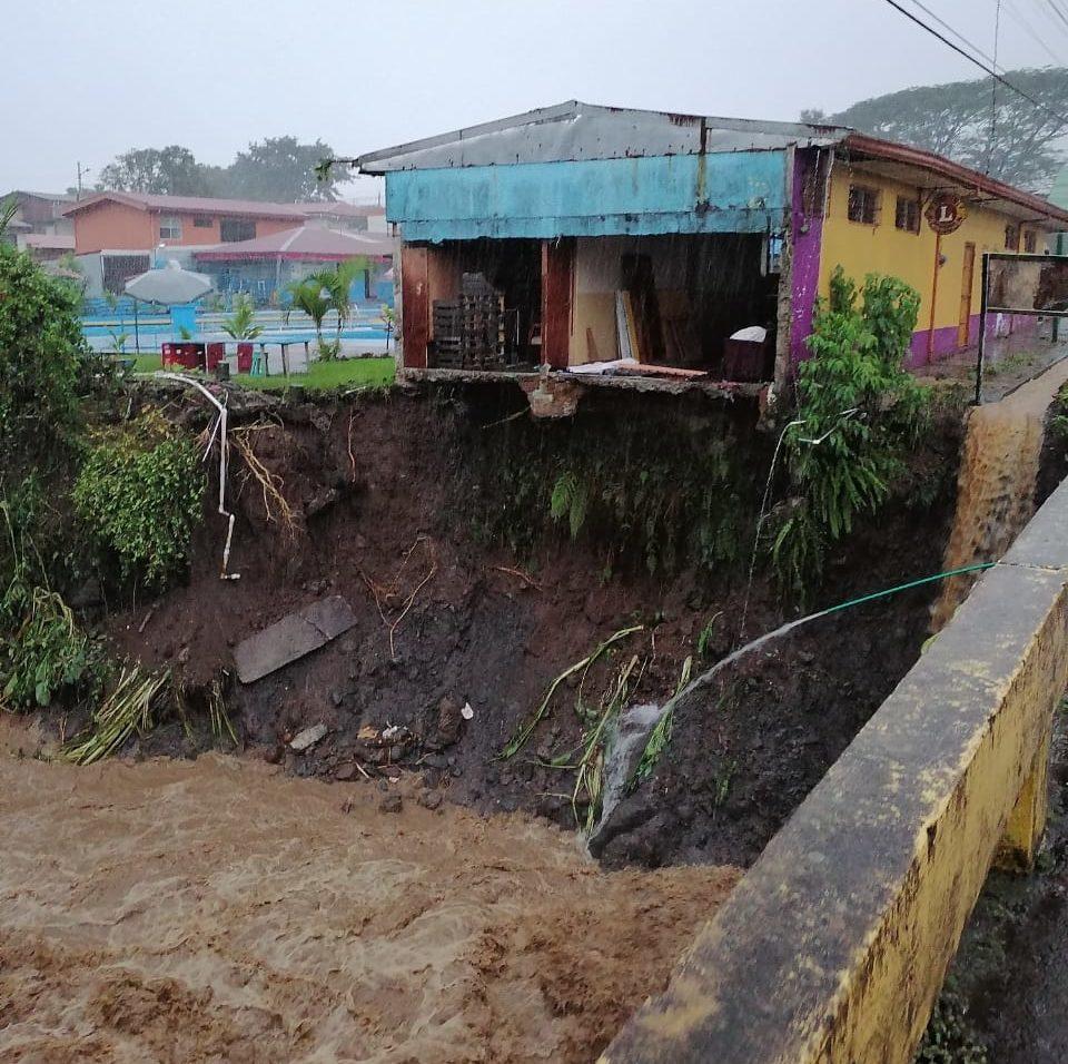 Cinco cantones en alerta roja por fuertes lluvias; 381 personas están en albergues