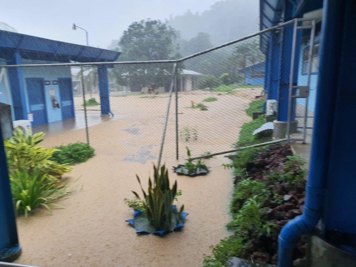 VIDEO l Lluvias inundaron casas, ebáis y clínica en Limón