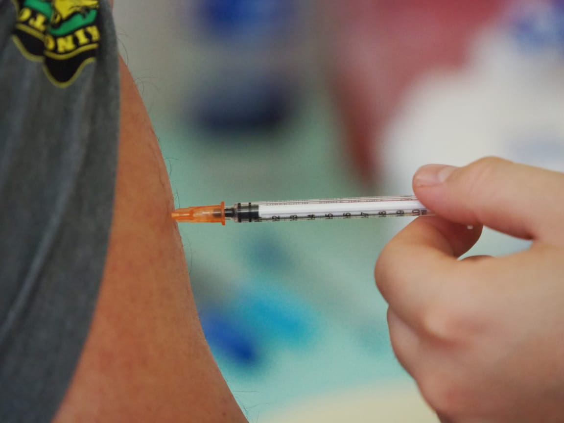 Adultos de hogares de larga estancia recibirán tercera dosis de vacuna anticovid desde este miércoles