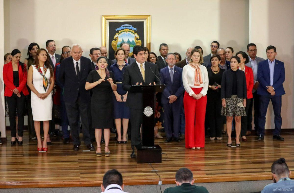 Diputados presentan moción de censura contra 22 ministros por apoyar nombramiento de Ottón Solís