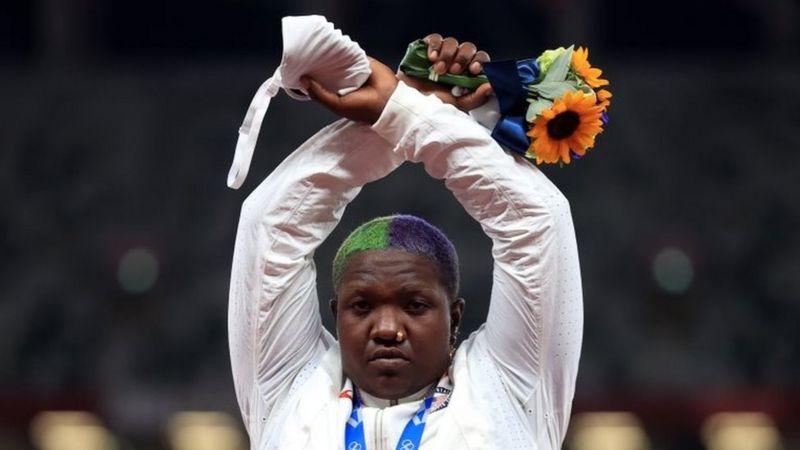 Por qué una atleta cruzó los brazos en señal de protesta tras recibir su medalla