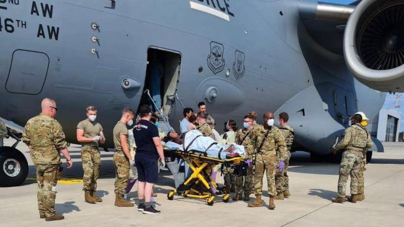 Una mujer afgana da a luz en un avión de evacuación de Estados Unidos