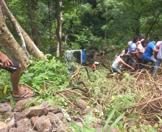 Autobús cae a guindo en Guanacaste, bomberos reportan 16 personas heridas