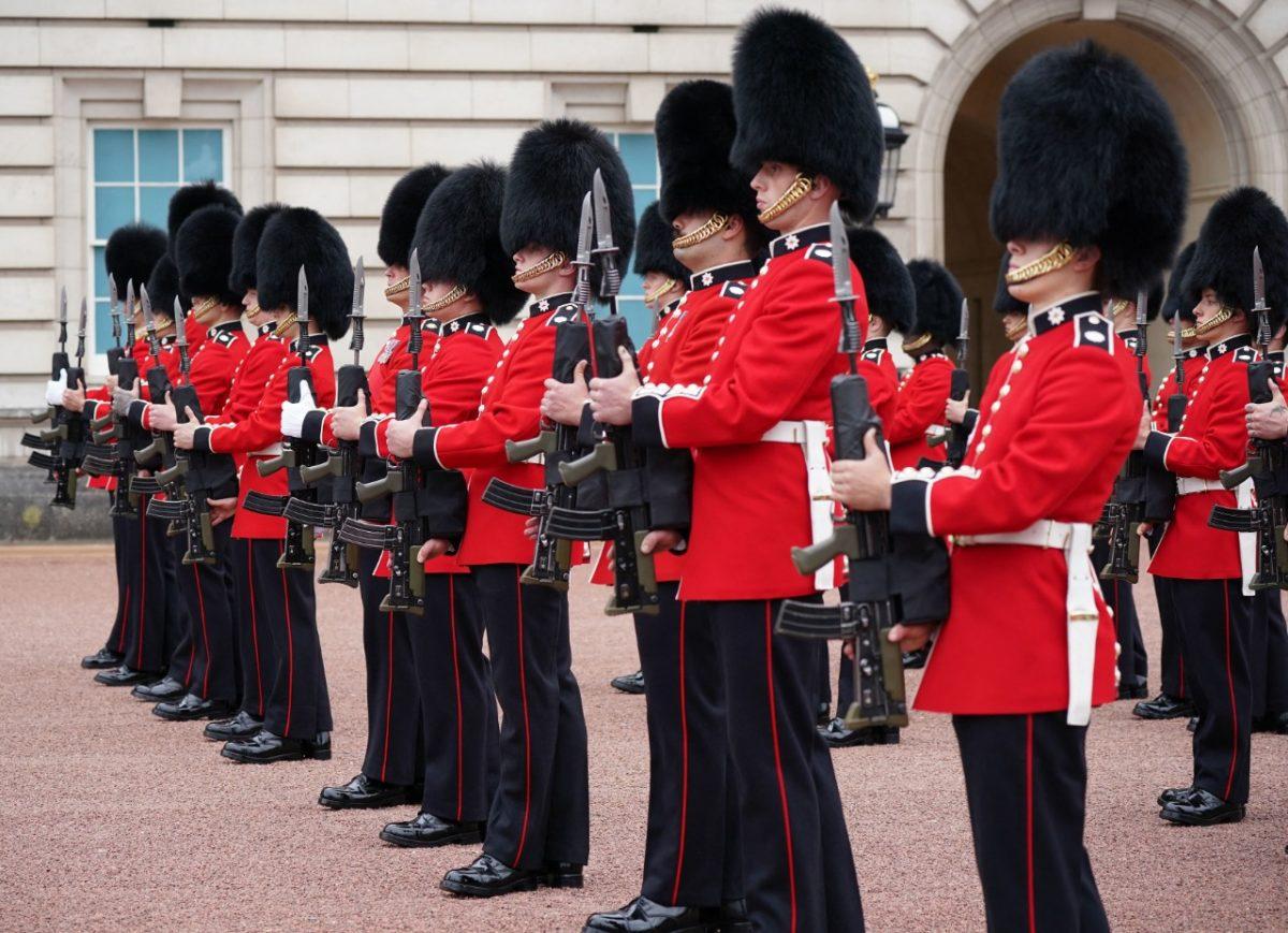 Palacio de Buckingham realiza primer cambio de guardia desde inicio de pandemia