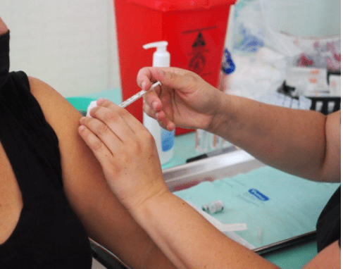16 empleados de Salud se niegan a vacunarse; intentan convencerlos antes de acciones legales