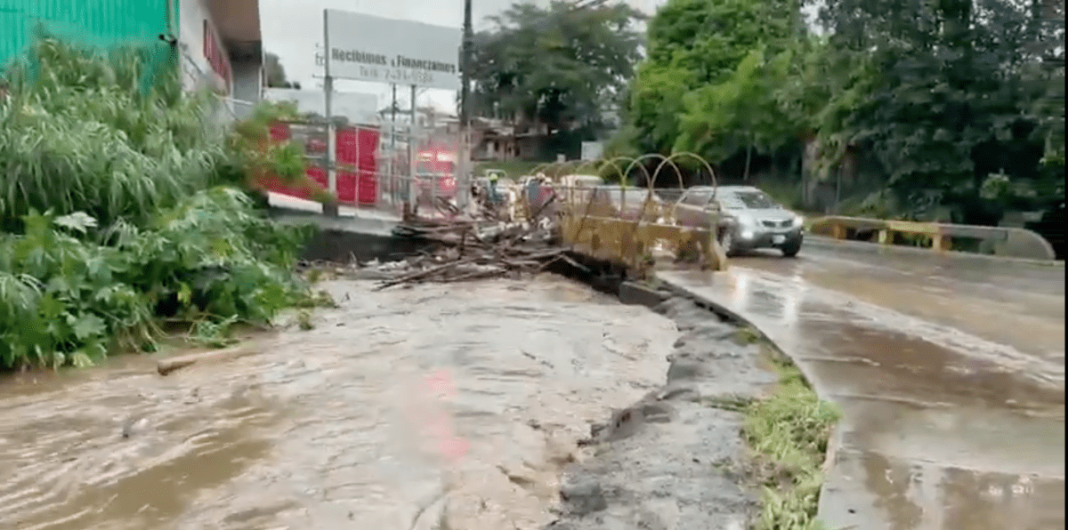 Basura acumulada debajo de puente desbordó río en Alajuela; dos carros quedaron atrapados