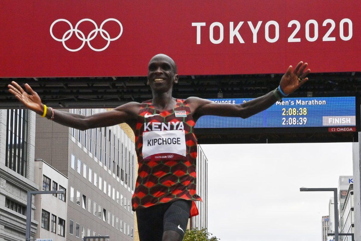 El hombre del récord mundial del maratón confirmó su favoritismo en Tokio