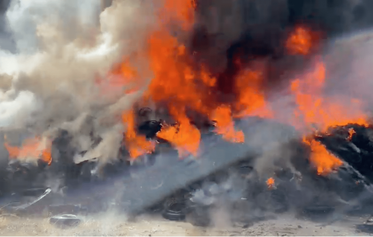 Bomberos atienden incendio en planta de Cemex en Desamparados