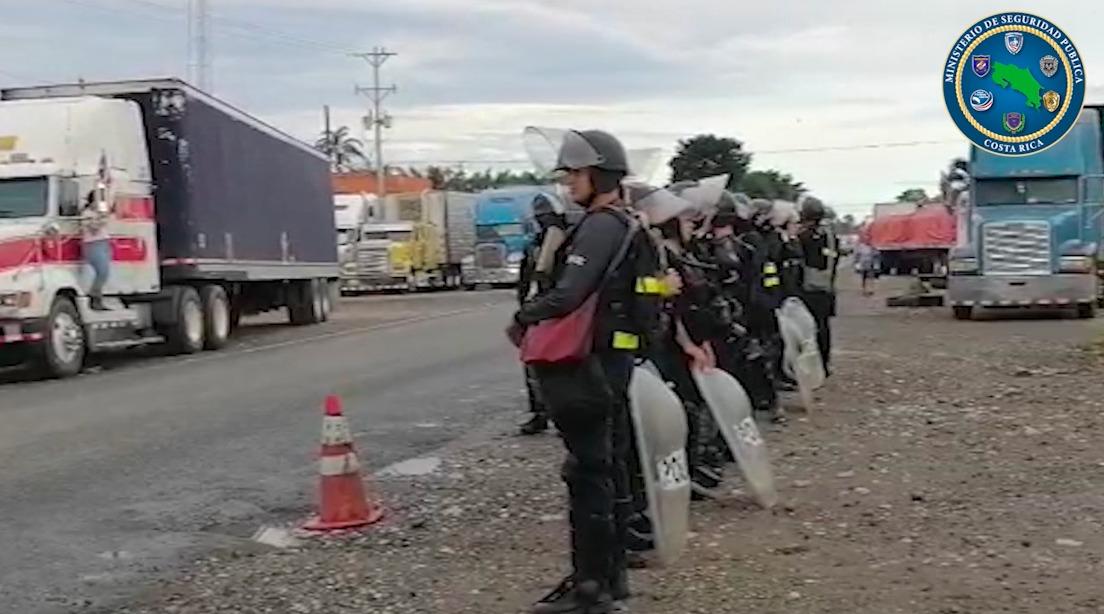 Autoridades levantan bloqueo de transportistas en Paso Canoas y garantizan flujo normal de paso
