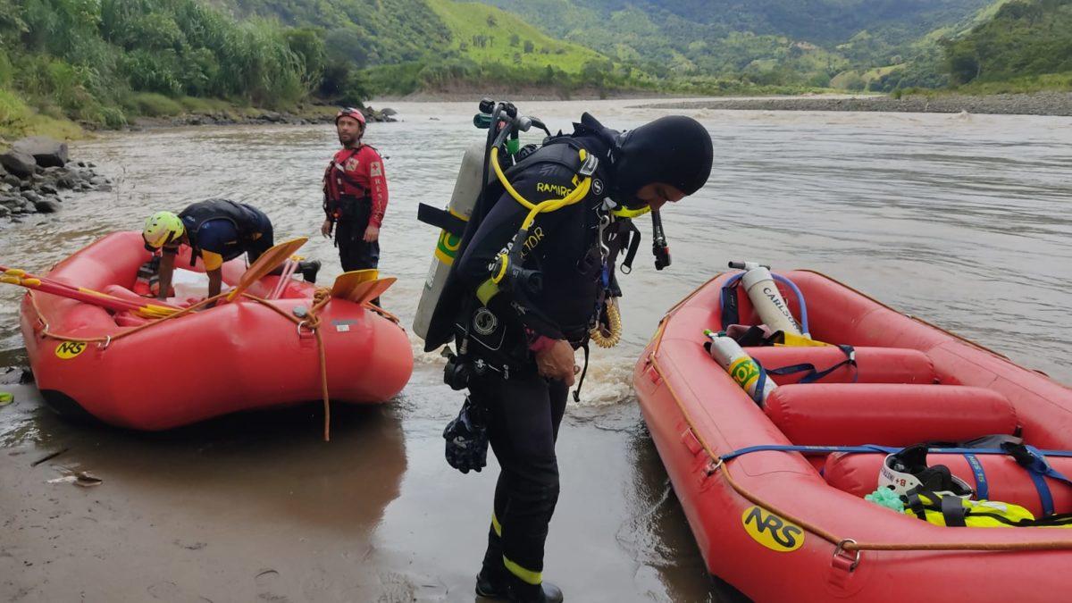 Rescatistas hallaron carro de pareja recién casada que cayó a río Grande de Térraba