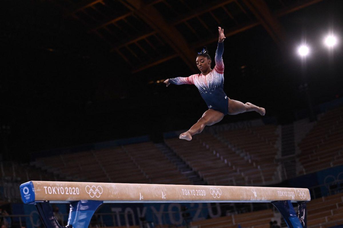 Simone Biles vuelve a la acción en Tokio y alcanza medalla de bronce en la barra de equilibrio