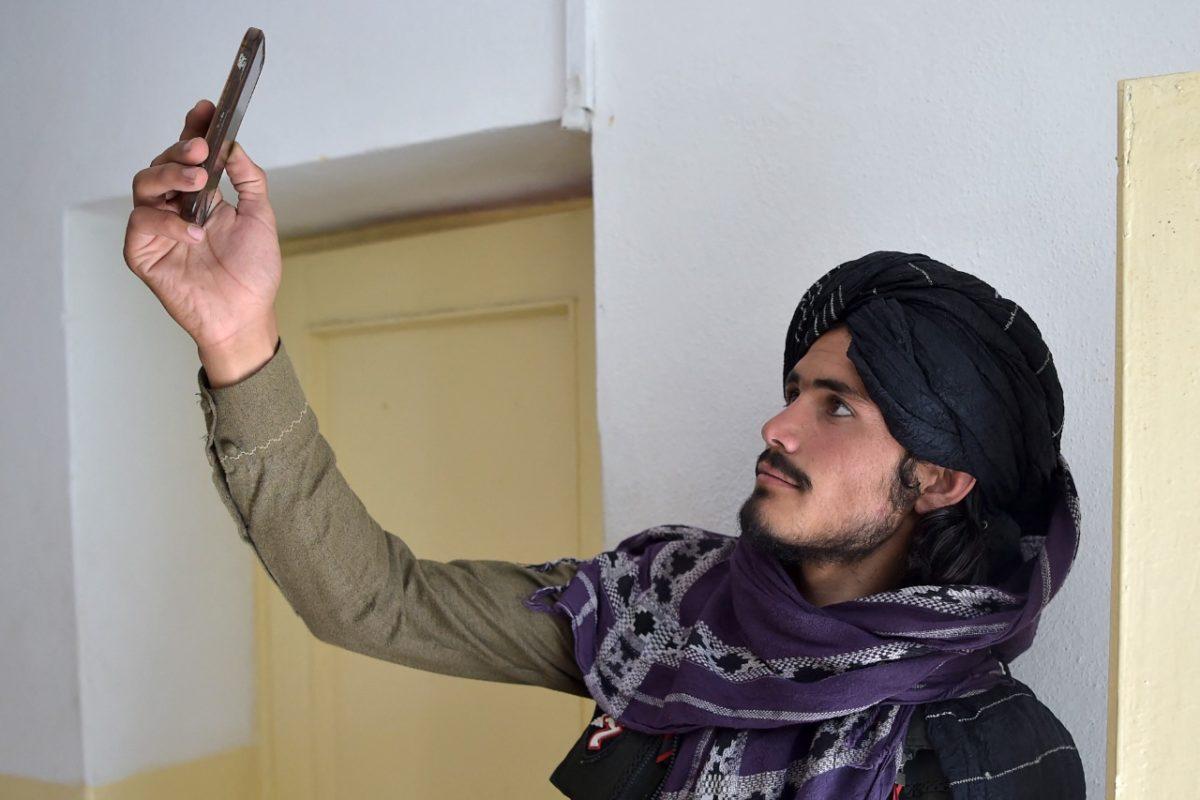 Facebook bloquea cuentas de WhatsApp de los talibanes