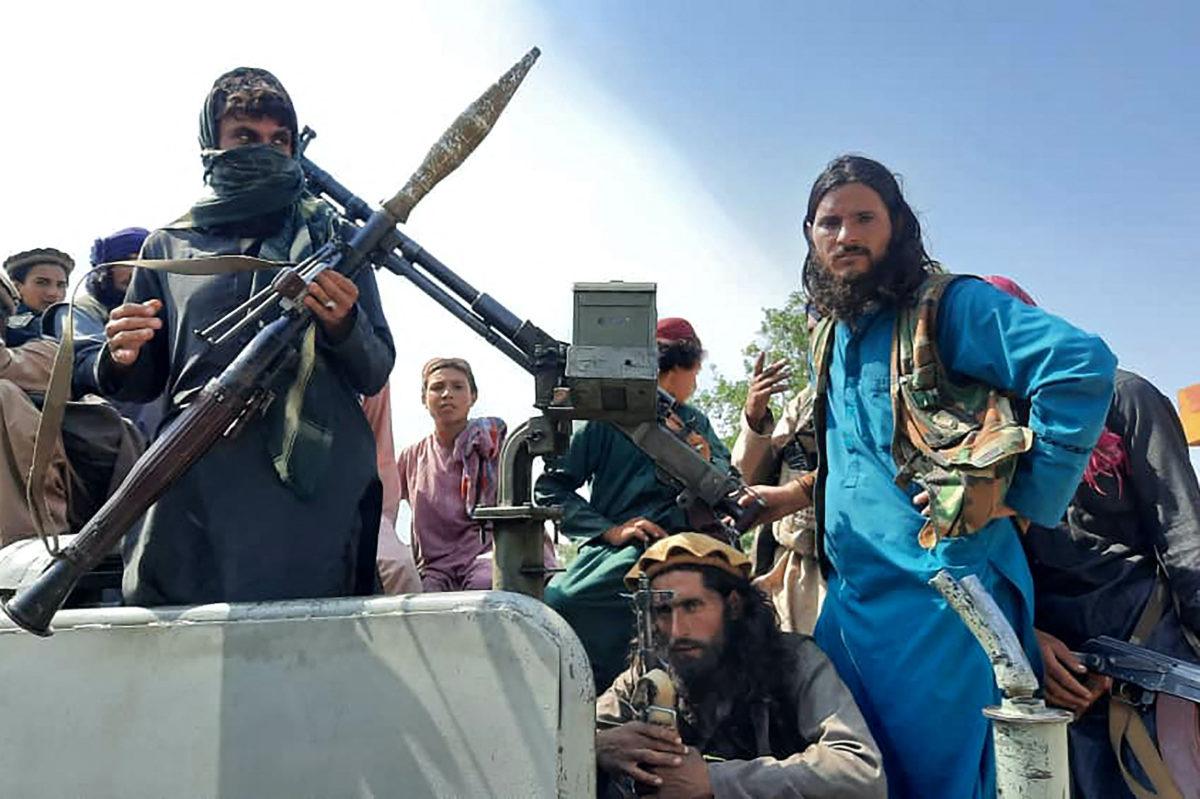 El presidente abandona Afganistán y los talibanes ya controlan el país