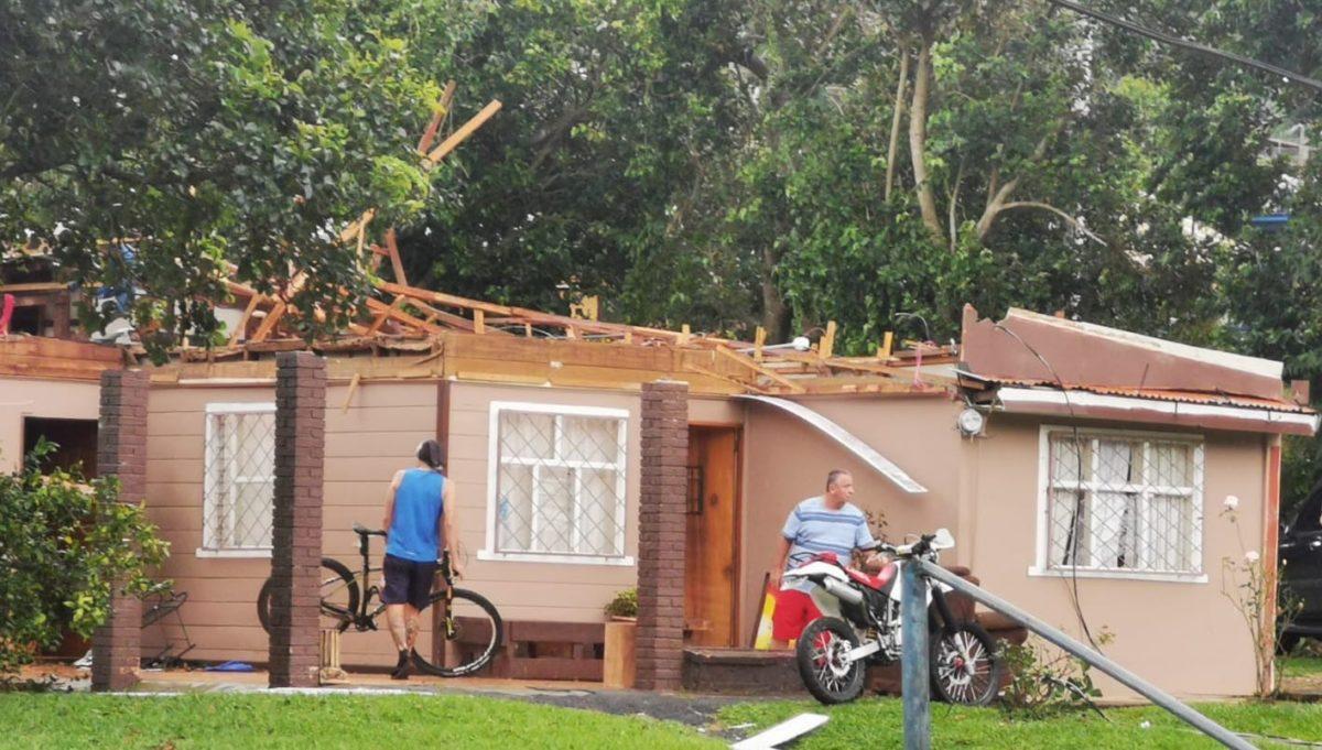 Tornado destechó varias viviendas, botó arboles y afectó tendido eléctrico en Heredia