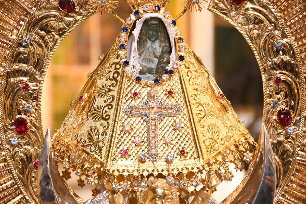 Imagen de la Virgen de los Ángeles estrena vestido